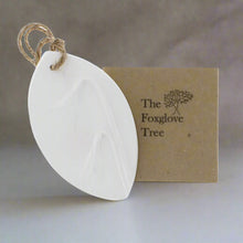 Load image into Gallery viewer, Botanical cast diffuser lemon & lavender